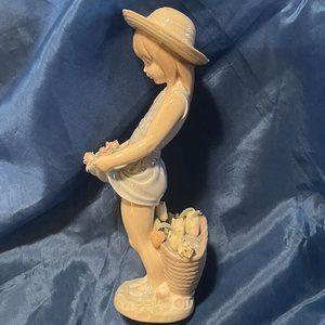 Lladro Figurine - Girl w/ Hat and Basket of Flowers in Skirt Flores En La Falda